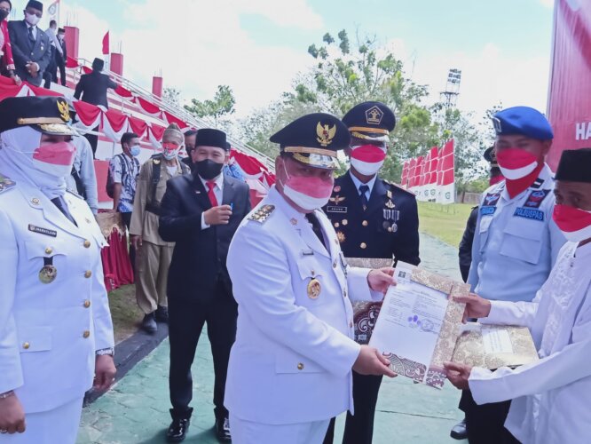 REMISI: Bupati Kotim, H Halikinnor menyerahkan surat keputusan kepada perwakilan narapidana Lapas Kelas II B Sampit yang mendapatkan remisi, Selasa (17/8)./RUSLI