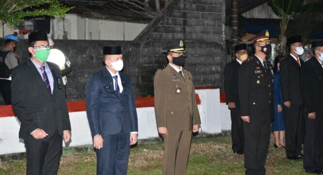 RENUNGAN SUCI: Sekda Kapuas Septedy menghadiri Upacara Apel Kehormatan dan Renungan Suci yang dilaksanakan di Taman Makam Pahlawan Kencana, Jalan A Yani, Kecamatan Selat, Kapuas, Selasa dini hari (17/8/2021).//humas