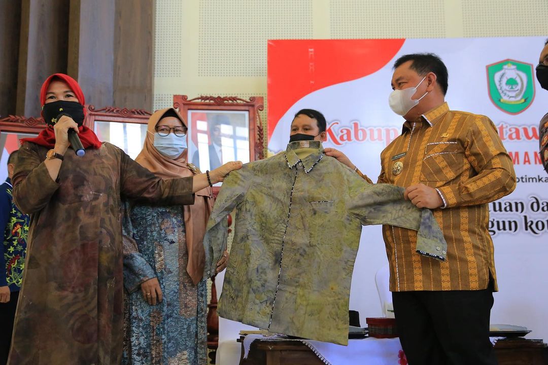 BINGKISAN: Bupati Kotim, H Halikinnor mendapatkan bingkisan baju yang dibuat oleh pelaku UMKM di setempat, belum lama ini./HUMAS