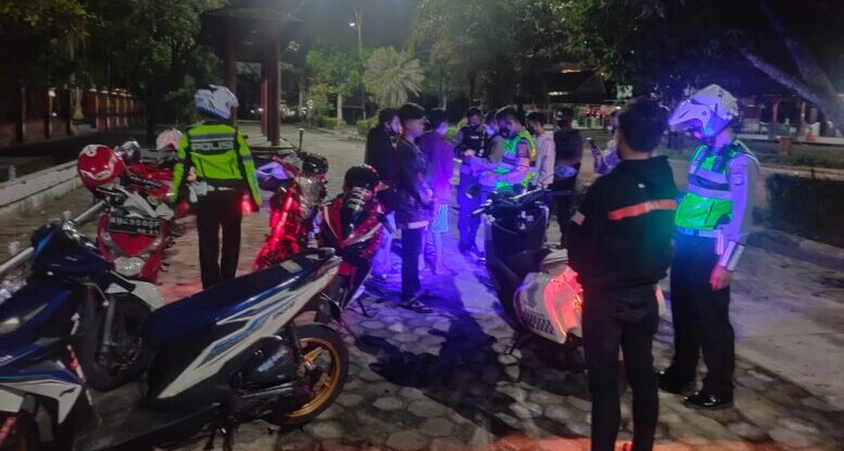 PATROLI: Sat lantas polres Kotim Jajaran Polda Kalteng mengintensifkan Blue Light Patrol di Kota Sampit Kabupaten Kotim, Sabtu (7/8/2021)./HUMAS
