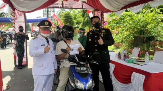 VAKSINASI: Bupati Kotim, H Halikinnor didampingi Kapolres melihat pelaksanaan vaksinasi drive trhu yang digelar di Taman Kota Sampit, Selasa (17/8)./rusli