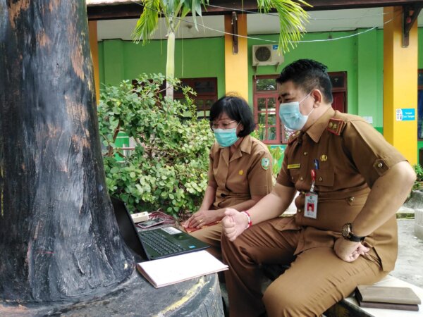 MEMANTAU: Kadisdik Kotim, Suparmadi memantau pembelajaran jarak jauh yang dilaksanakan SMPN 1 Sampit, belum lama ini./rusli