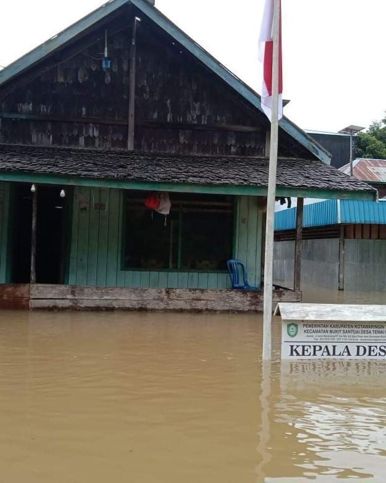 BANJIR: Kantor Kepala Desa Tewai Hara Kecamatan Bukit Santuai terendam banjir, Minggu (22/8)./BPBD