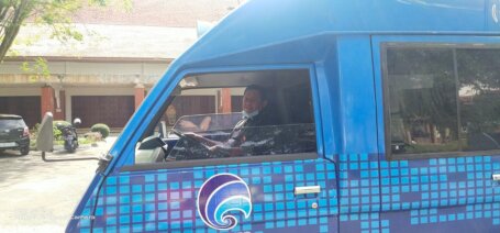 SIARAN KELILING: Kadiskominfo Kapuas Dr H Junaidi SE SKM MAP MKes saat mencoba mobil keliling untuk mensosialisasikan PPKM Level 4 di ruas-ruas jalan Kota Kuala Kapuas, Jumat (6/8)./humas