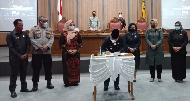 PENANDATANGAN: Bupati Kabupaten Kotim H Halikinnor menandatangani draf Perda protokol kesehatan, Kamis (29/7/2021)./BAHRI