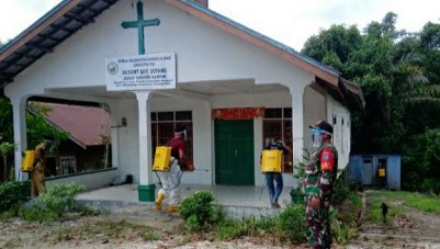 Penyemprotan cairan disinfektan di sarana ibadah dan fasilitas pendidikan
