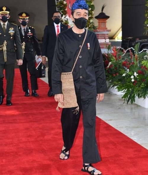 Presiden Jokowi yang tampil dengan menggenakan pakaian adat Baduy saat menghadiri sidang umum MPR RI pada Senin 16 Agustus 2021