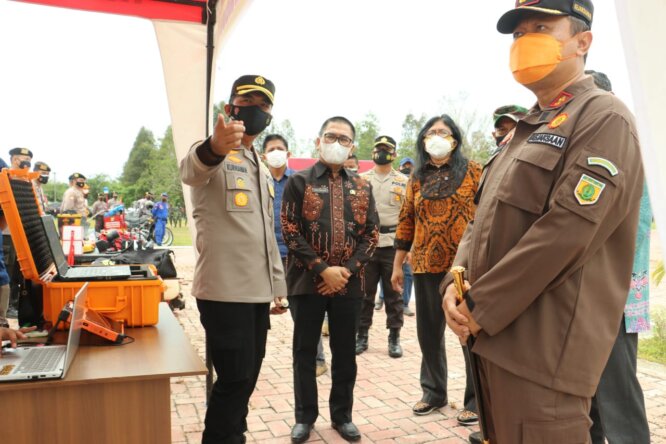 BERSINERGI: Sekda Pulang Pisau Toni Harisinta (dua dari kiri) di sela-sela apel gelar pasukan dalam rangka kesiapan mengantisipasi kebakaran hutan dan lahan di Kabupaten Pulang Pisau, Kamis (12/8).