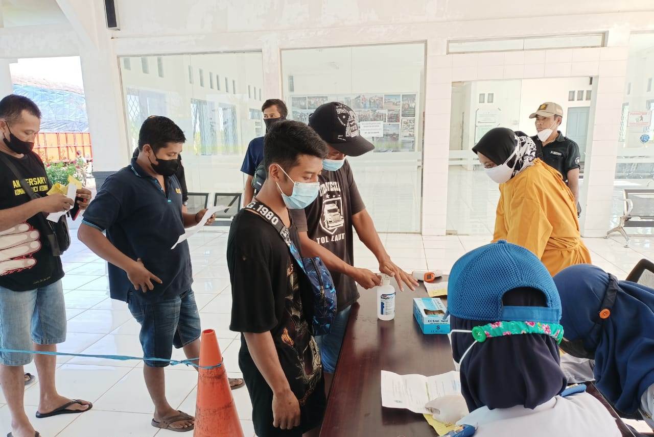 CEK DOKUMEN: Penumpang KMP Drajat Paciran menjalani pemeriksaan setelah sandar di Pelabuhan Bahaur, Minggu (1/8/2021).