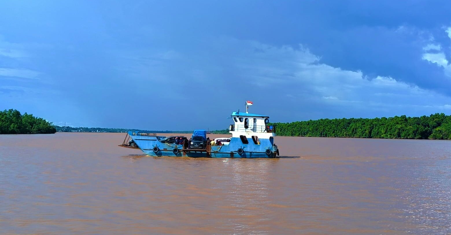 PENERAPAN TARIF BARU: Tarif penyeberangan Mintin-Anjir Sampit untuk kendaraan roda empat mulai Minggu (/8) dinaikkan sebesar Rp5 ribu./ART