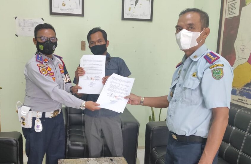 SUMBER PAD: Kepala Dishub Pulang Pisau Surpiyadi menyerahkankan kontrak parkir beberapa waktu lalu./SURYADI