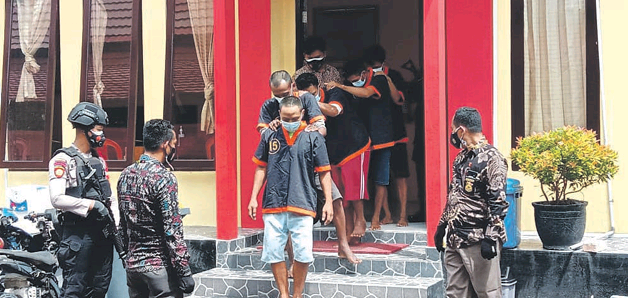 PEMBOBOL: Para pelaku pembobolan Megamart berhasil diamankan Polres Kobar, Jumat (13/8).