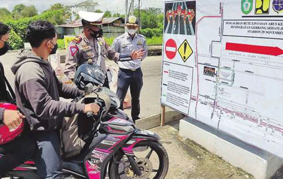 ARAHAN: Kasatlantas Polres Kotim AKP Salahiddin, S.H, S.E menjelaskan pengalihan arus lalu lintas kepada warga yang melintas di Jalan Tjilik Riwut Km 3,5, Sampit, kemarin (30/8).