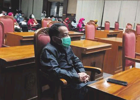 RAPAT: Anggota Komisi IV DPRD Kotawaringin Timur, Handoyo J Wibowo saat mengikuti rapat paripurna, belum lama ini.