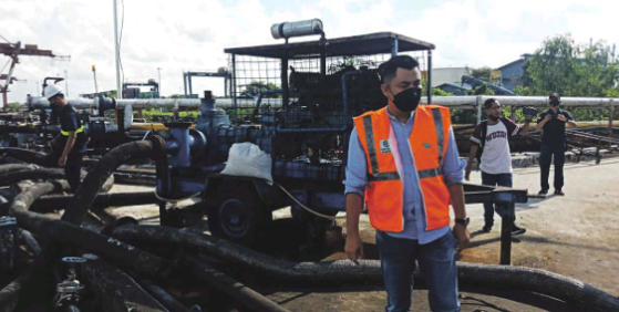 PANTAU: Ketua Komisi IV DPRD Kotawaringin Timur Muhammad Kurniawan Anwar, saat memantau aktivitas di Pelabuhan Pelindo III, belum lama ini.