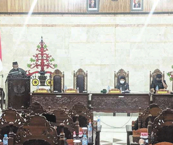 HASIL RESES: Anggota DPRD dari Dapil I Kecamatan Selat, HM. Rosihan Anwar menyampaikan hasil reses dalam daerah yang dilaksanakan secara perseorangan, saat rapat paripurna, Senin (30/8)