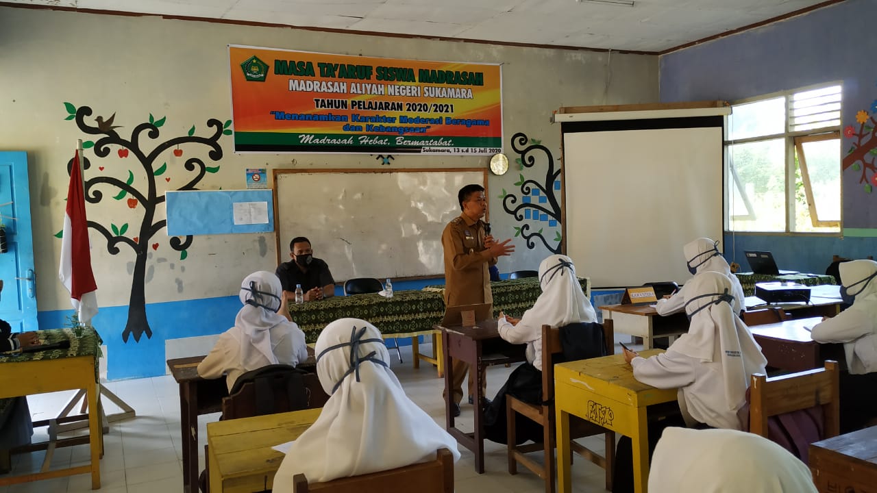 SOSIALISASI: Wakil Bupati Sukamara H Ahmadi saat memberikan sosialisasi tentang penerapan protokol kesehatan di lingkungan sekolah di masa pandemi Covid-19 belum lama tadi./humas