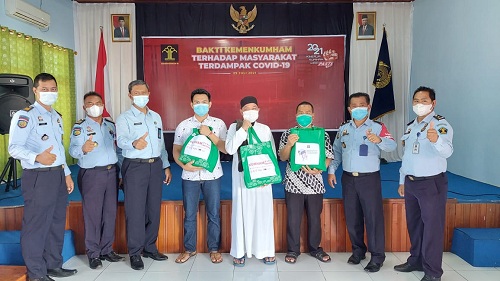 Berikan Bantuan ke Masyarakat