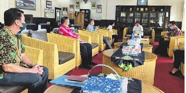 TERBATAS: Bupati Barito Timur Ampera AY Mebas didampingi Sekda Panahan Moetar berdiskusi dengan Ombudsman RI Perwakilan Kalteng, Jumat (13/8) lalu.