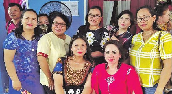 KEGIATAN: Anggota DPRD Gunung Mas (Gumas) Cici Susilawati (baju merah) saat hadir dalam suatu kegiatan masyarakat, belum lama ini./OKT