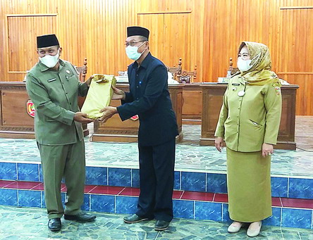 CENDERA MATA : Wakil Ketua II DPRD Kotawaringin Barat Bambang Suherman (tengah) ketika menyerahkan cendera mata kepada pejabat yang pensiun di lingkungan DPRD setempat, beberapa waktu lalu./sony