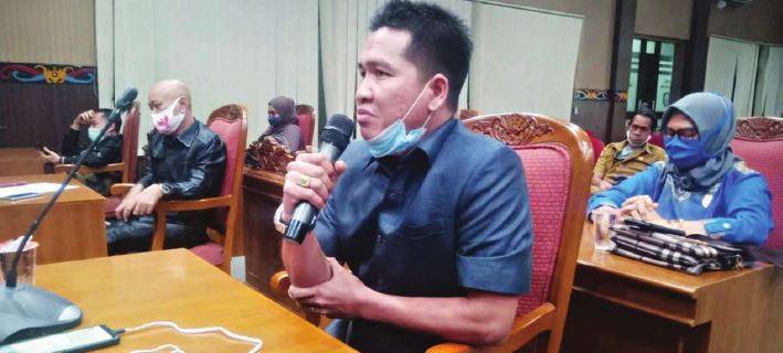 RAPAT: Anggota DPRD Kotawaringin Timur M Abadi saat mengikuti rapat paripurna, belum lama ini.