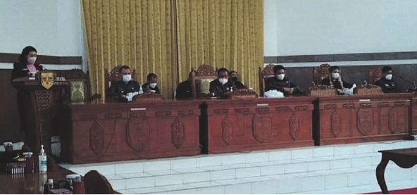 MENYAMPAIKAN : Juru Bicara Badan Anggaran DPRD Gunung Mas Rayaniatie Djangkan menyampaikan kesepakatan terkait Rancangan Peraturan Daerah (Raperda) Perubahan Anggaran Pendapatan Belanja Daerah (APBD) tahun 2021, Senin (23/8).