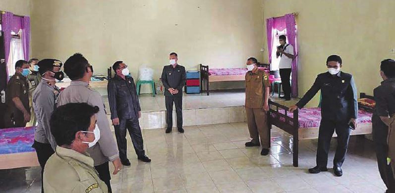 MENINJAU : Ketua DPRD Gunung Mas Akerman Sahidar saat mengecek ruang isolasi terpusat di eks Kantor DLH Kabupaten Gunung Mas, beberapa waktu lalu.