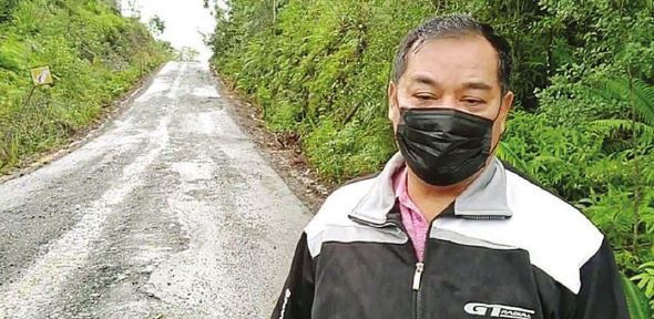 MENGECEK JALAN : Anggota Dewan Perwakilan Rakyat Daerah Gunung Mas Untung Jaya Bangas saat mengecek ruas jalan yang dilalui truk batu bara di wilayah Gumas, beberapa waktu lalu.