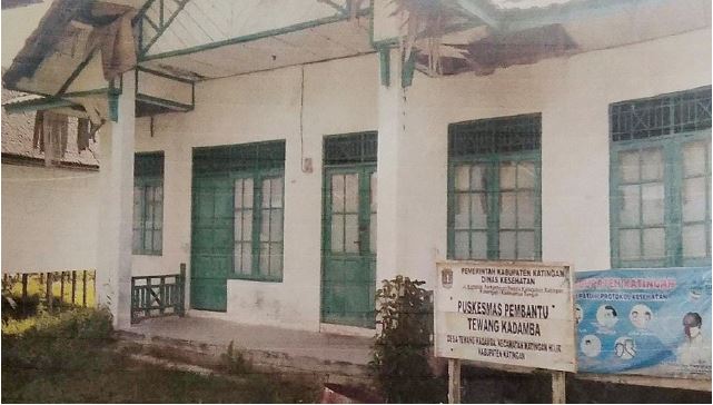 DIBIARKAN MANGKRAK: Seperti inilah kondisi bangunan Pustu di Desa Tewang Kadamba Kecamatan Katingan Hilir. Tampak terbengkalai, rusak dan halamannya penuh rumput tumbuh dengan subur. Ini disebabkan bangunan itu tidak difungsikan sesuai ketentuan