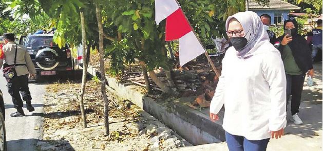 CEK VAKSINASI: Bupati Kotawaringin Barat Hj Nurhidayah mengecek pelaksanaan vaksinasi di Pangkalan Bun, beberapa waktu lalu./SONY