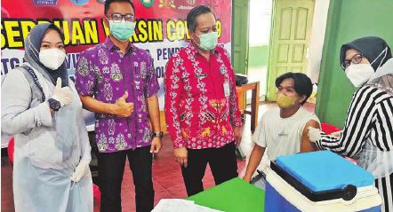 VAKSIN: Petugas Kesehatan Kotim menyuntikan vaksin jenis moderna kepada masyarakat, Kamis (19/8).