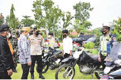 CEK KESIAPAN : Bupati Lamandau H Hendra Lesmana bersama Ketua DPRD M Bashar dan forkopimda melihat kesiapan personel dan sarpras dalam menanggulangi karhutla.