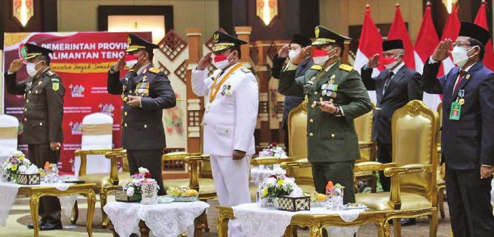 HORMAT : Wakil Gubernur Kalimantan Tengah H Edy Pratowo saat mengikuti upacara penurunan bendera merah putih di Istana Merdeka secara virtual di Aula Jayang Tingang, Kantor Gubernur Kalteng, Selasa (17/8) lalu.