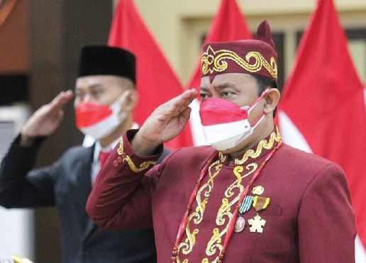 HORMAT: Wakil Gubernur Kalimantan Tengah H Edy Pratowo saat mengikuti secara virtual upacara peringatan ke- 76 detik-detik proklamasi kemerdekaan RI di Aula Jayang Tingang, Kantor Gubernur Kalteng, Selasa (17/8).