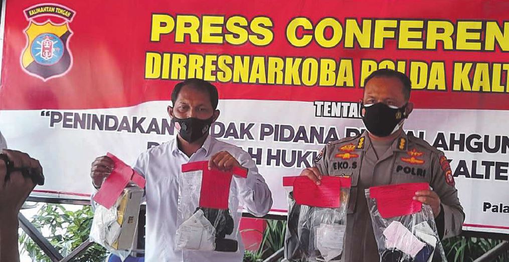 KONFERENSI PERS: Direktur Reserse Polda Kalteng, Kombes Pol Nono Wardoyo dalam konferensi pers terkait keberhasilan pengungkapan kasus peredaran narkoba jenis sabu di Balai wartawan, Mapolda Kalteng, Senin ( 16/8).