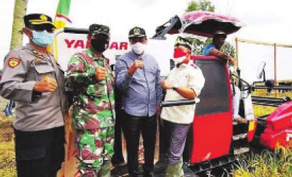 PUNYA POTENSI: Wakil Ketua I DPRD Kapuas, Yohanes dan Ketua Komisi IV DPRD Kapuas H. Ahmad Baihaqi, saat mengikuti kegiatan panen di Kecamatan Tamban Catur, beberapa waktu lalu.