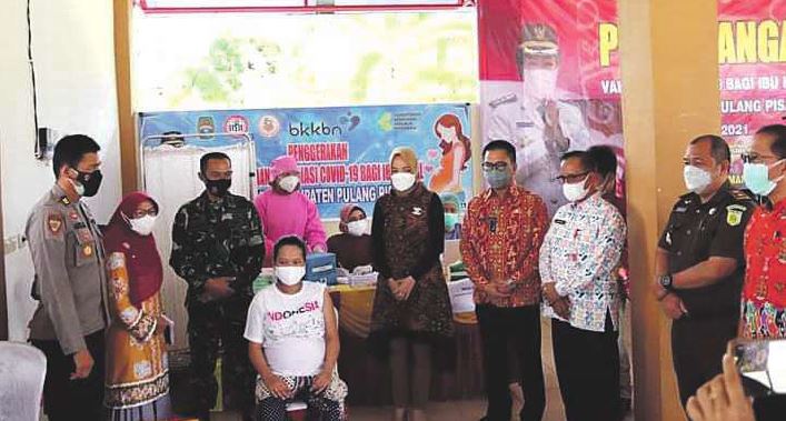 MEMBENTUK ANTIBODI: Sekda Kabupaten Pulang Pisau Tony Harisinta menyaksikan vaksinasi Covid-19 bagi ibu hamil saat launching pelaksanaan vaksinasi Covid-19 bagi ibu hamil itu dilaksanakan, Kamis (26/8).