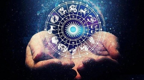 Tak semua orang mengalami perjalanan cinta yang mulus.