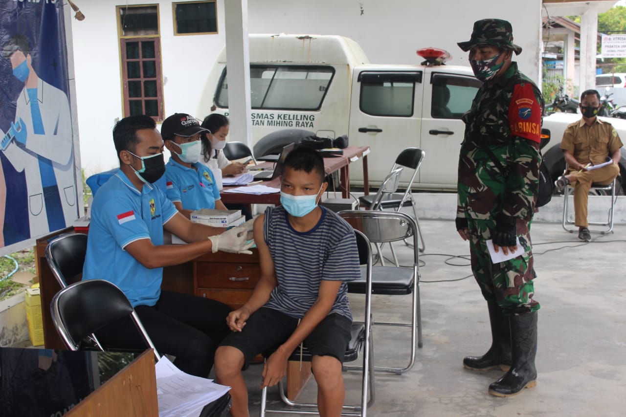 MENGAWASI : Anggota TMMD bantu awasi pelaksanaan vaksin pelajar SMP, di Desa Kampuri, Kecamatan Mihing Raya, Kabupaten Gunung Mas, Kamis (23/9/2021). KODIM 1016/PLK UNTUK KALTENG.CO