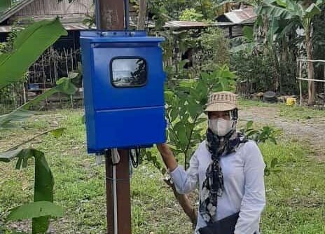 Anggota Dewan Perwakilan Rakyat Daerah (DPRD) Kabupaten Kapuas, Sri Umi Daryatun, menunjukkan sarana Penerangan Jalan Umum (PJU) di Handil Palambang, Jumat (17/9).