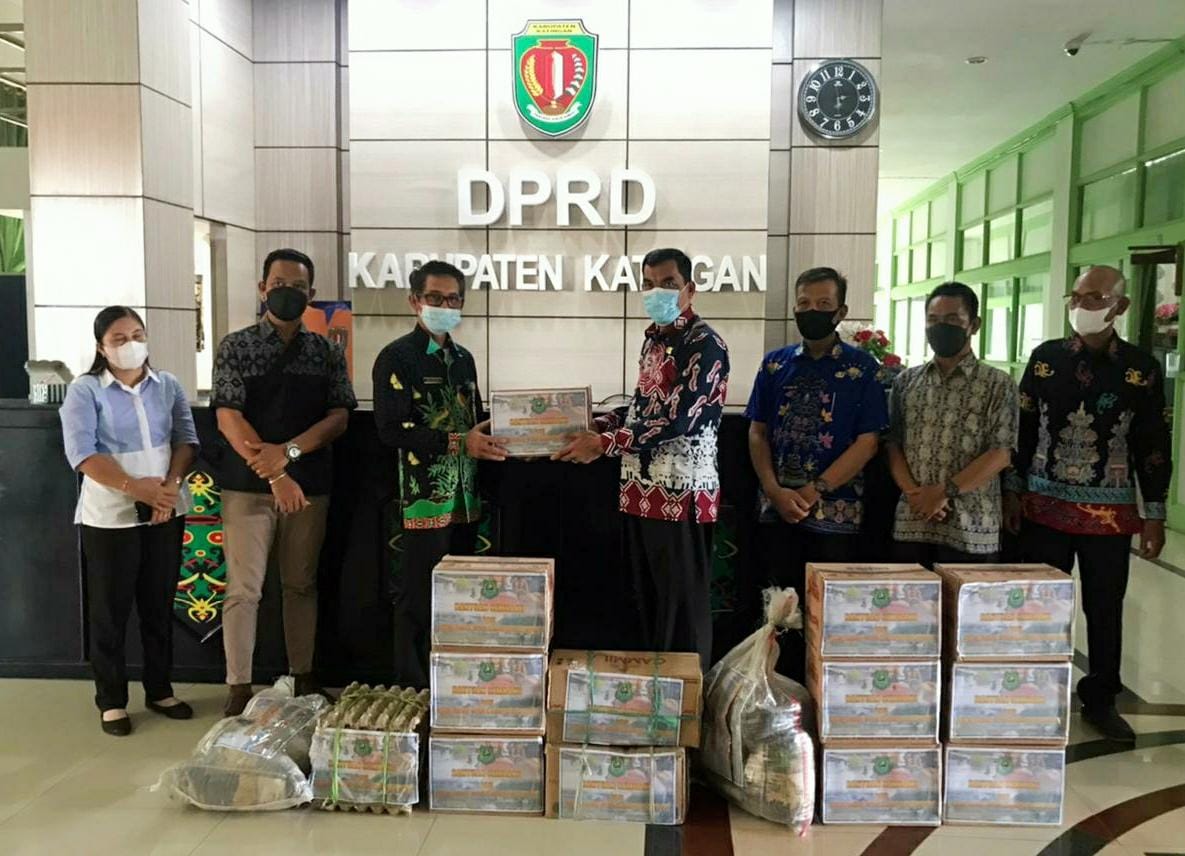 KUNKER: Plt Sekwan Kapuas, Yunabut bersama rombongan menyerahkan bantuan diterima, Sekwan Katingan Kabul Mustiman, Kamis (16/9).