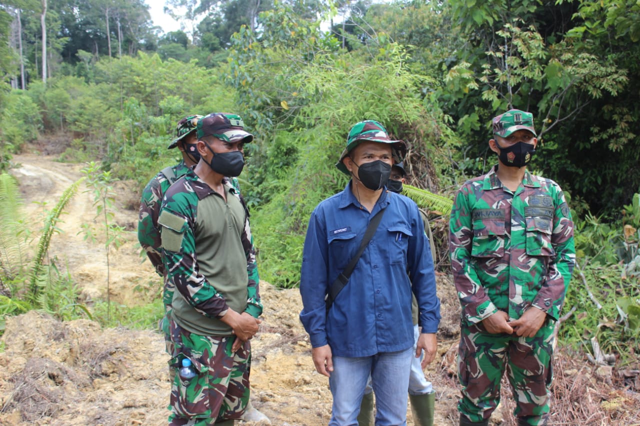 MONITORING : Staff Perencanaan Teknis Dinas Pekerjaan Umum (PU) Kabupaten Gunung Mas, Renhard di dampingi personel TNI AD melakukan monitoring dan evaluasi capaian TMMD, Kamis (23/9/2021). KODIM 1016/PLK UNTUK KALTENG.CO