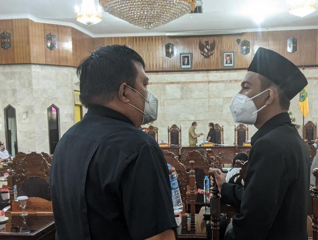 DISKUSI: Anggota DPRD Kapuas, Agustinus Gerung, dan Hamdani, berbincang usai mengikuti rapat paripurna, pekan lalu./alh