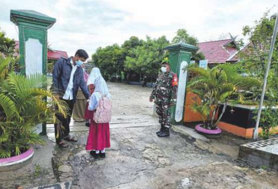 PTM: Babinsa Koramil 1014 - 06/Sukamara Serda Rudi Hartono memantau pelaksanaan PTM di sejumlah sekolah, Selasa (14/9).