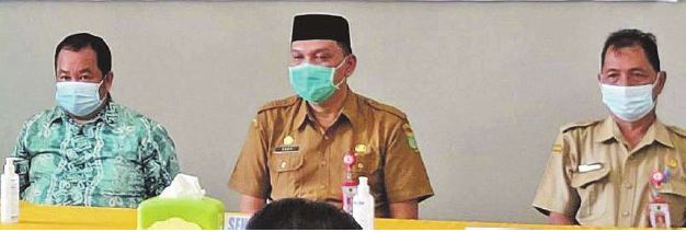 PERTEMUAN : Sekretaris Daerah Kabupaten Barito Selatan Eddy Purwanto (tengah) didampingi Asisten II Setda Barsel Mirwansyah (kanan) dan Jauheerry Rassen (kiri) saat memimpin pertemuan dengan tokoh masyarakat dan tokoh pemuda setempat, di Aula Setda Barsel, Senin (13/9).