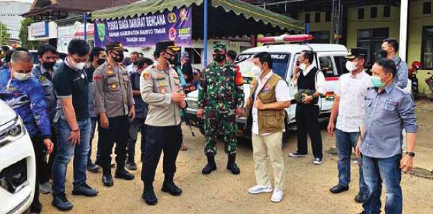 KOORDINASI : Bupati Ampera AY Mebas dan jajaran FKPD meninjau vaksinasi massal di Kelurahan Ampah Kota, Kecamatan Dusun Tengah, Kabupaten Barito Timur, Sabtu (18/9).