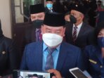 DIWAWANCARAI: Bupati Kabupaten Kotim H Halikinnor didampingi Wabup Irawati saat diwawancarai sejumlah awak media usai pelantikan pejabat, Jumat (17/9).