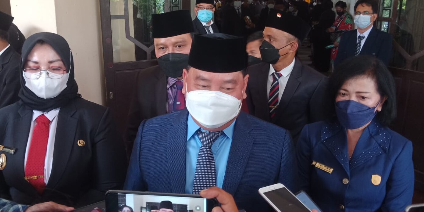 DIWAWANCARAI: Bupati Kabupaten Kotim H Halikinnor didampingi Wabup Irawati saat diwawancarai sejumlah awak media usai pelantikan pejabat, Jumat (17/9).