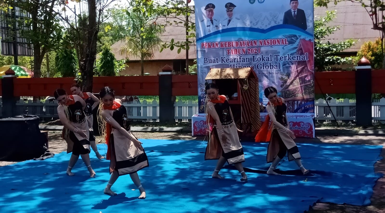 MENARI: Salah satu peserta saat menampilkan tariannya pada Pekan Kebudayaan Nasional yang di gelar di halaman Museum Kayu Sampit, Rabu (22/9/2021)./BAHRI